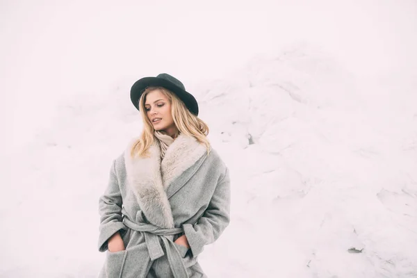 Hermoso retrato de invierno de mujer joven en el paisaje nevado de invierno. —  Fotos de Stock