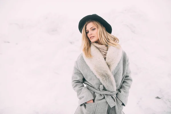 Vackert vinterporträtt av ung kvinna på vintern snöiga landskap. — Stockfoto