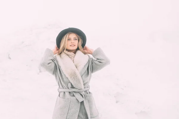 Belo retrato de inverno de mulher jovem no inverno cenário nevado. — Fotografia de Stock