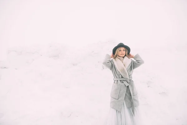 美丽的冬日雪景中年轻女子的冬日肖像. — 图库照片