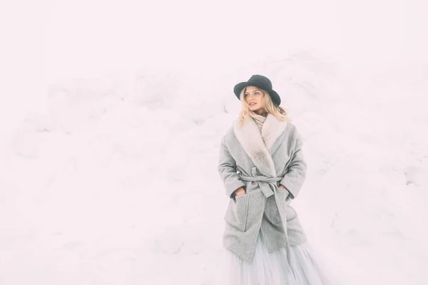 冬の雪景色の中で若い女性の美しい冬の肖像画. — ストック写真