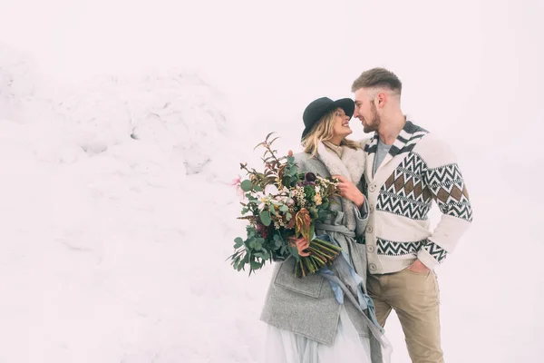 Foto de homem e mulher felizes ao ar livre no inverno — Fotografia de Stock