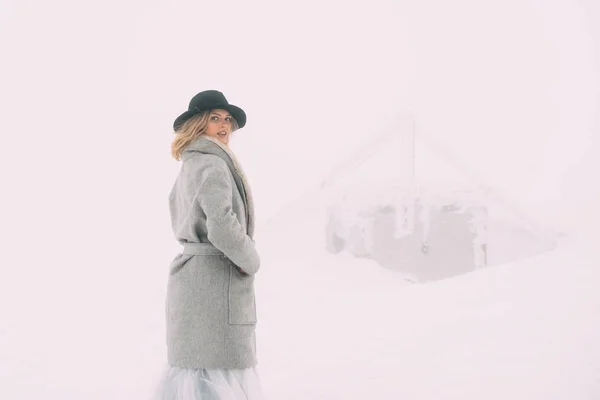 美丽的冬日雪景中年轻女子的冬日肖像. — 图库照片