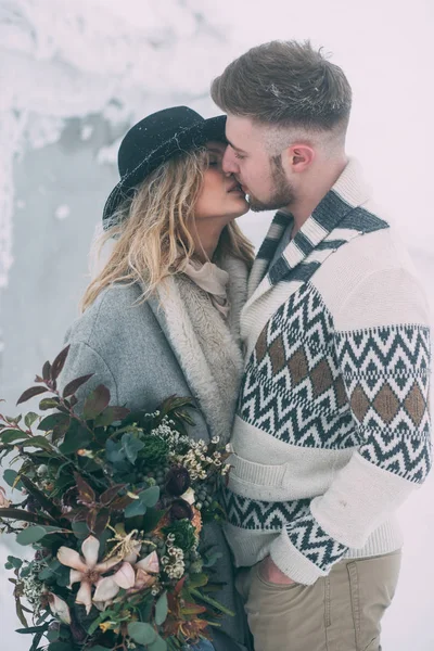 幸せな男と女冬の屋外の写真 — ストック写真