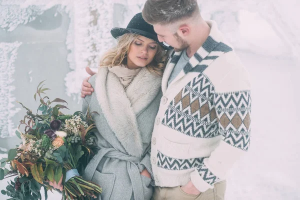 Mutlu erkek ve kadın kış aylarında açık fotoğraf — Stok fotoğraf