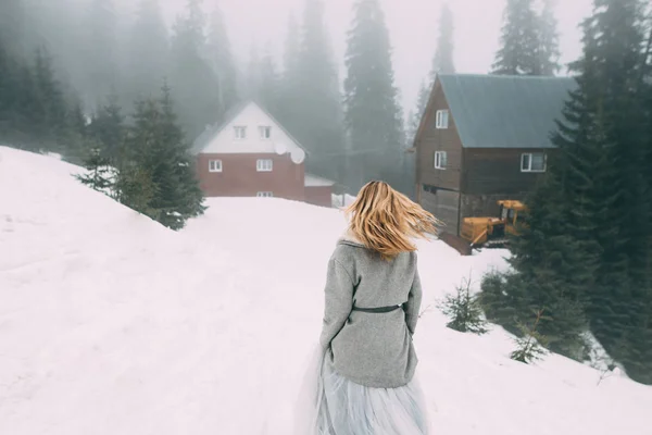 Genç güzel kız sevgilisini dağların ortasında bekler karla kaplı — Stok fotoğraf