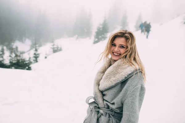 Молода красива дівчина чекає свого коханця посеред гір, вкритих снігом — стокове фото