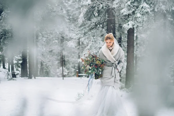 A jovem menina bonita espera por seu amante no meio das montanhas cobertas de neve — Fotografia de Stock