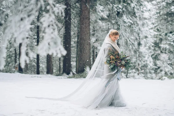 La joven guapa espera a su amante en medio de las montañas cubiertas de nieve — Foto de Stock