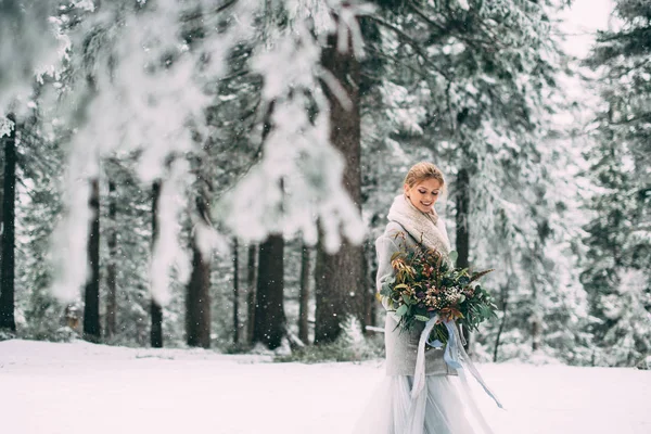 A jovem menina bonita espera por seu amante no meio das montanhas cobertas de neve — Fotografia de Stock