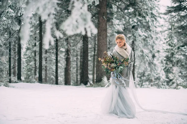 La joven guapa espera a su amante en medio de las montañas cubiertas de nieve — Foto de Stock