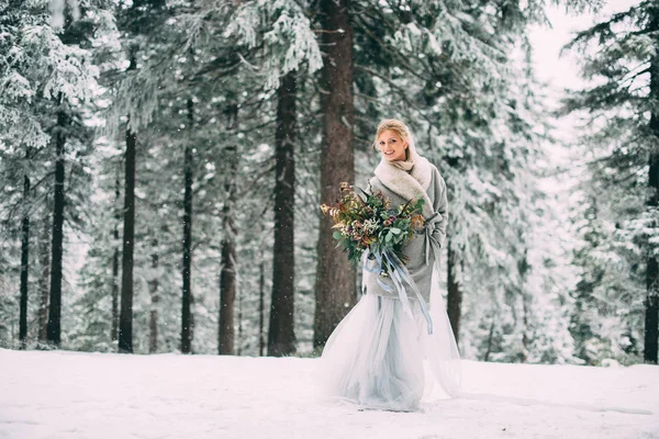 La joven guapa espera a su amante en medio de las montañas cubiertas de nieve — Foto de Stock