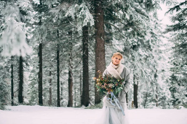 La joven guapa espera a su amante en medio de las montañas cubiertas de nieve — Foto de Stock