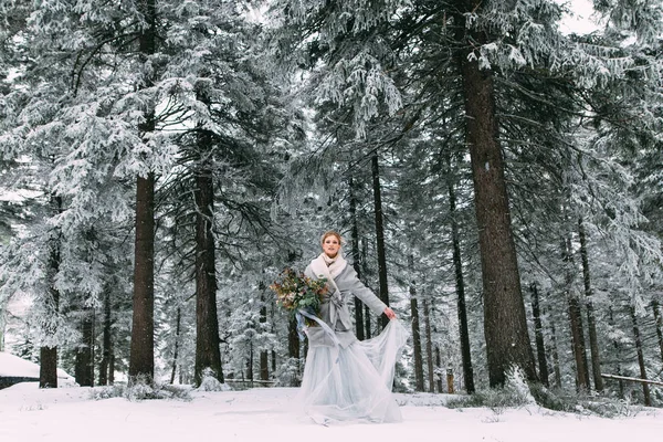 La joven guapa espera a su amante en medio de las montañas cubiertas de nieve — Foto de Stock