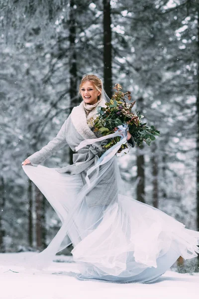 A jovem menina bonita espera por seu amante no meio das montanhas cobertas de neve — Fotografia de Stock