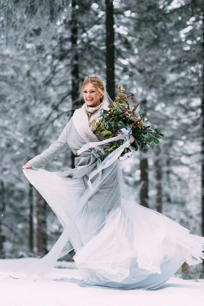 De Jong mooi meisje op haar minnaar in het midden van de bergen wacht bedekt met sneeuw — Stockfoto