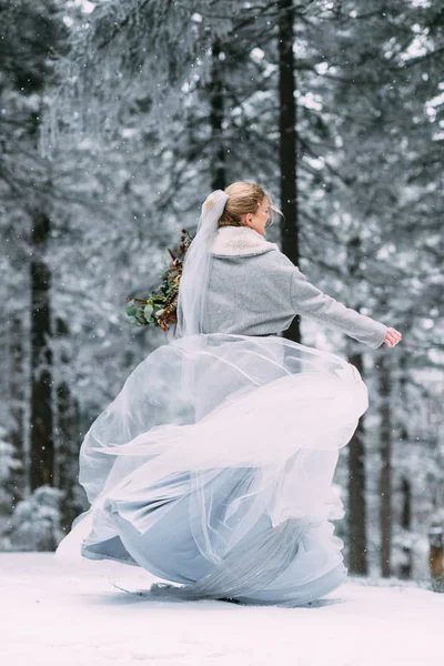 The young pretty girl waits for her lover in the middle of the mountains covered with snow — Stock Photo, Image