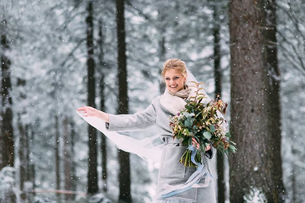 A jovem menina bonita espera por seu amante no meio das montanhas cobertas de neve — Fotografia de Stock