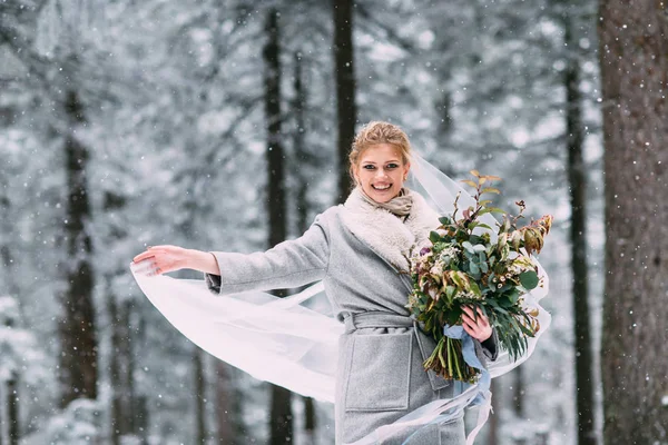 De Jong mooi meisje op haar minnaar in het midden van de bergen wacht bedekt met sneeuw — Stockfoto