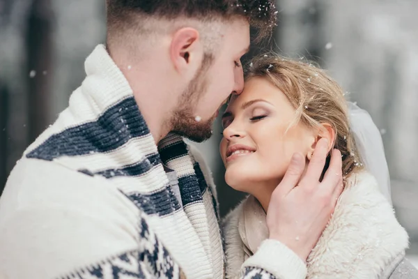 Foto van gelukkig man en vrouw buiten in de winter — Stockfoto