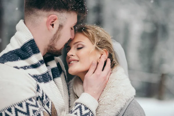 Foto de hombre y mujer feliz al aire libre en invierno — Foto de Stock