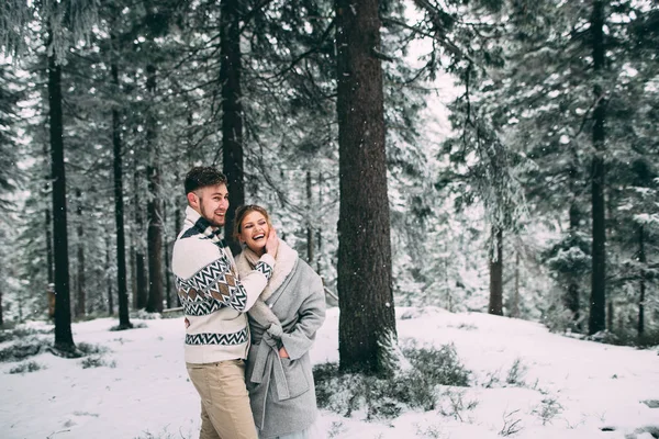 Photo de l'homme et la femme heureux en plein air en hiver — Photo