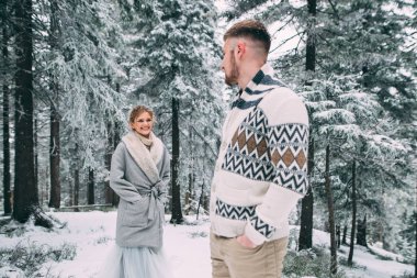 mutlu erkek ve kadın kış aylarında açık fotoğraf