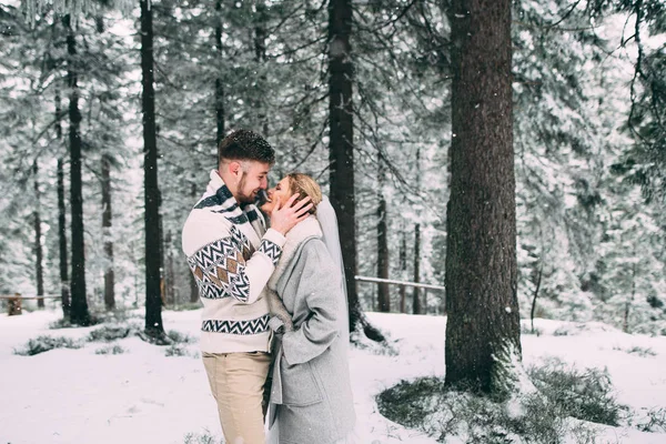 Foto de homem e mulher felizes ao ar livre no inverno — Fotografia de Stock