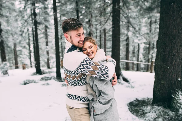 Foto šťastný muž a žena venkovní v zimě — Stock fotografie