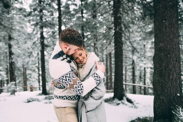 Photo de l'homme et la femme heureux en plein air en hiver — Photo