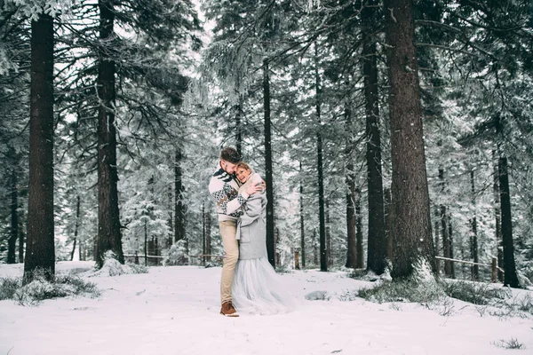 Foto de hombre y mujer feliz al aire libre en invierno — Foto de Stock