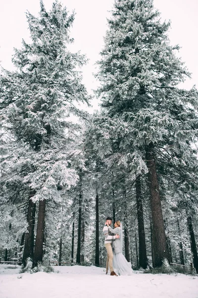 Фото счастливого мужчины и женщины на открытом воздухе зимой — стоковое фото