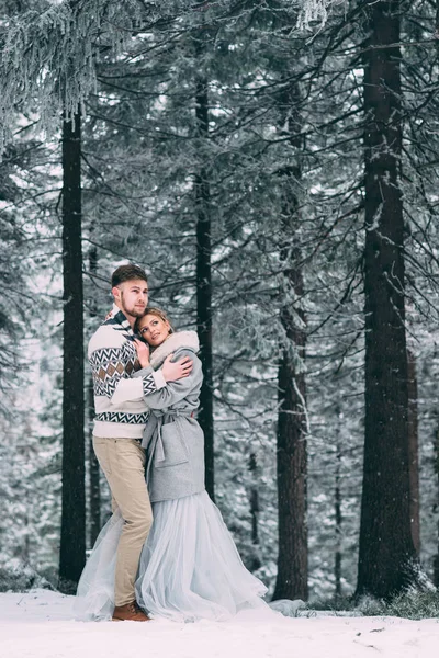 Zdjęcie zadowolony mężczyzna i kobieta odkryty w zimie — Zdjęcie stockowe