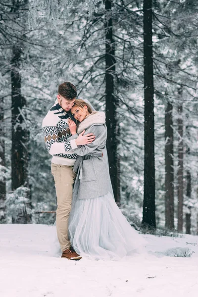 Zdjęcie zadowolony mężczyzna i kobieta odkryty w zimie — Zdjęcie stockowe