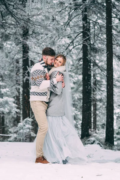 Foto av lycklig man och kvinna utomhus på vintern — Stockfoto