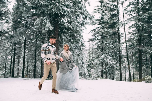 Foto von glücklichen Mann und Frau im Freien im Winter — Stockfoto