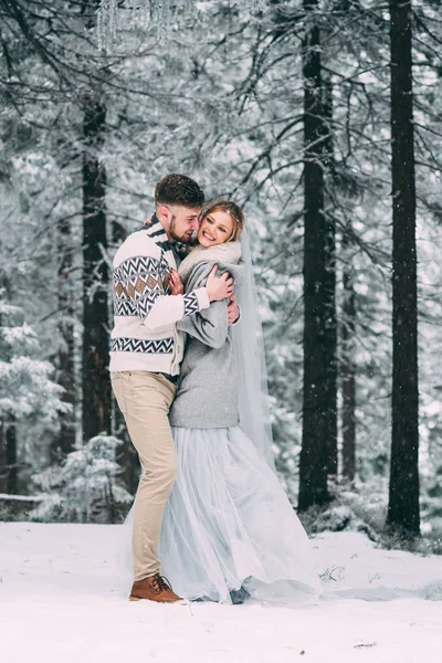 Photo of happy man and woman outdoor in winter — Stock Photo, Image