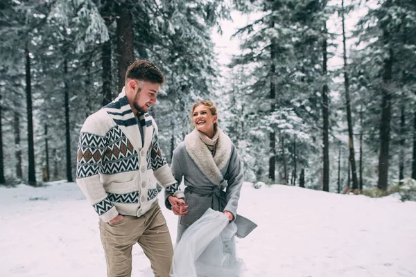 Foto von glücklichen Mann und Frau im Freien im Winter — Stockfoto