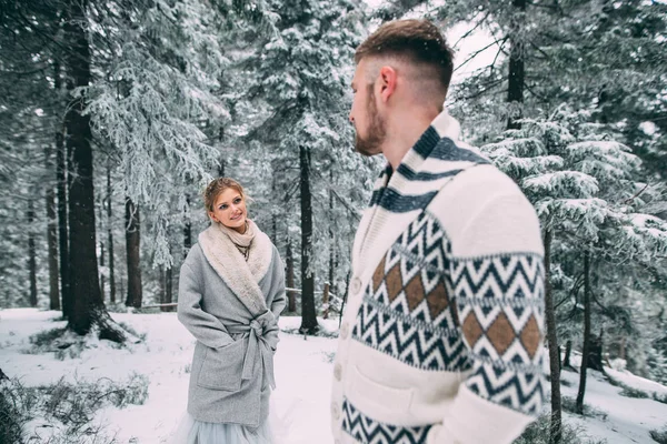 Φωτογραφία ευτυχής άνδρα και γυναίκας εξωτερική το χειμώνα — Φωτογραφία Αρχείου