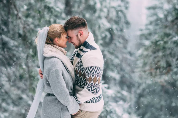 Foto šťastný muž a žena venkovní v zimě — Stock fotografie