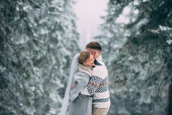 Foto šťastný muž a žena venkovní v zimě — Stock fotografie