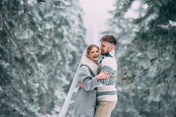 Photo de l'homme et la femme heureux en plein air en hiver — Photo