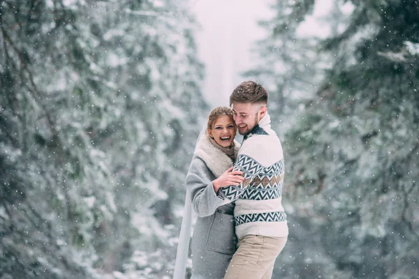 Foto de hombre y mujer feliz al aire libre en invierno — Foto de Stock