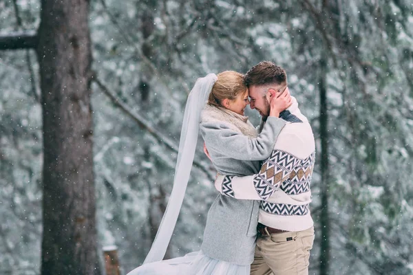 Foto av lycklig man och kvinna utomhus på vintern — Stockfoto