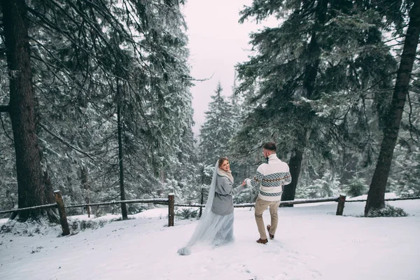 幸福的男人和女人在冬季室外的照片 — 图库照片