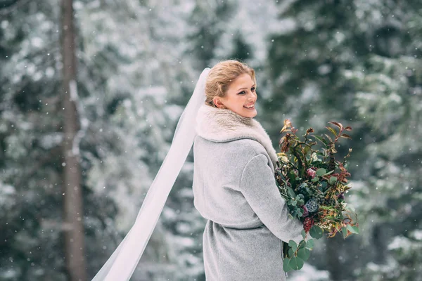 La joven guapa espera a su amante en medio de las montañas cubiertas de nieve — Foto de Stock