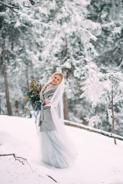 De Jong mooi meisje op haar minnaar in het midden van de bergen wacht bedekt met sneeuw — Stockfoto