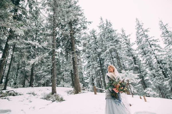 Młoda, Ładna dziewczyna czeka na jej kochanka w środku gór pokrytych śniegiem — Zdjęcie stockowe