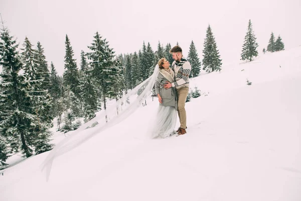 Фото счастливого мужчины и женщины на открытом воздухе зимой — стоковое фото