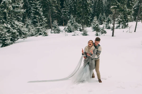 Φωτογραφία ευτυχής άνδρα και γυναίκας εξωτερική το χειμώνα — Φωτογραφία Αρχείου